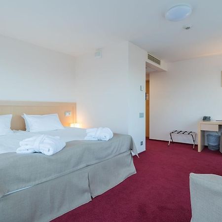 Riga Islande Hotel With Free Parking Exterior photo